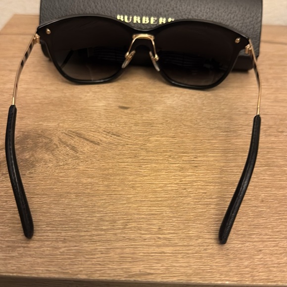 Burberry house check pattern wayfarer Sunglasses - Picture 5 of 6